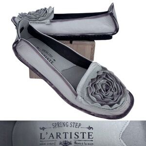 L'ARTISTE Dezi Leather Floral Detail Slip On Loafers Natural Sz. 41/9.5 10